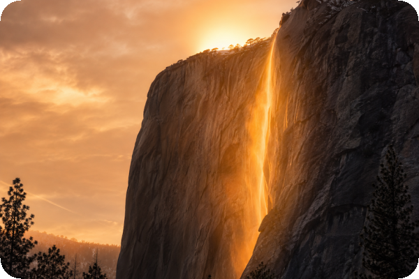 優勝美地 Horsetail Fall 火焰瀑布」在夕陽映照時、流淌如金色流沙水流 🔥上市櫃訂閱：8/19  聯鈞、聯亞